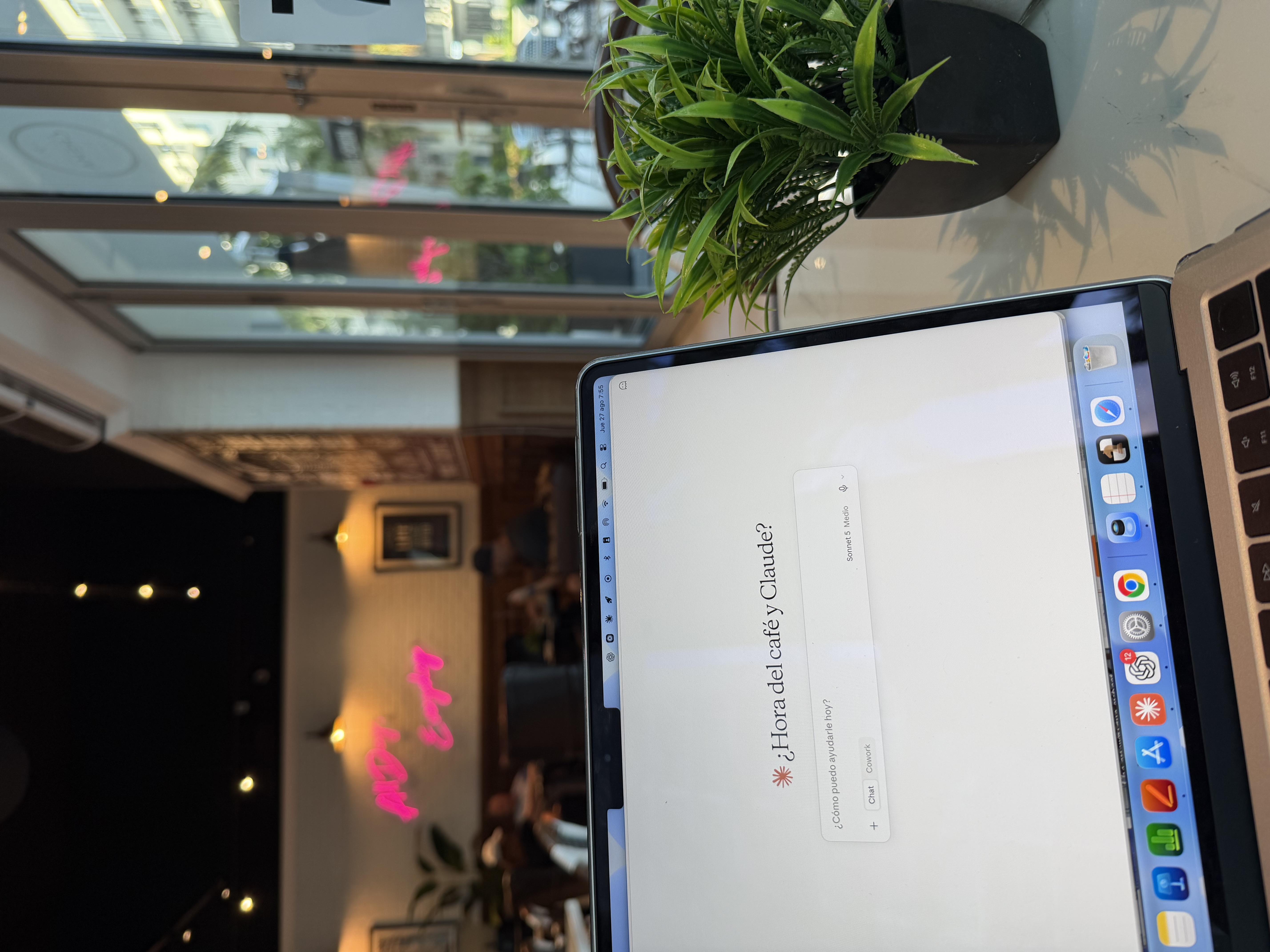 Ordenador de Anet abierto durante una sesión de trabajo con inteligencia artificial